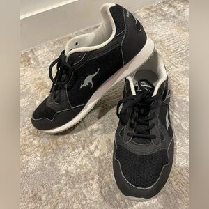 KangaROOS Athletic Low Top Running Sneaker Shoes Size 8.5 Black White Zip Pocket